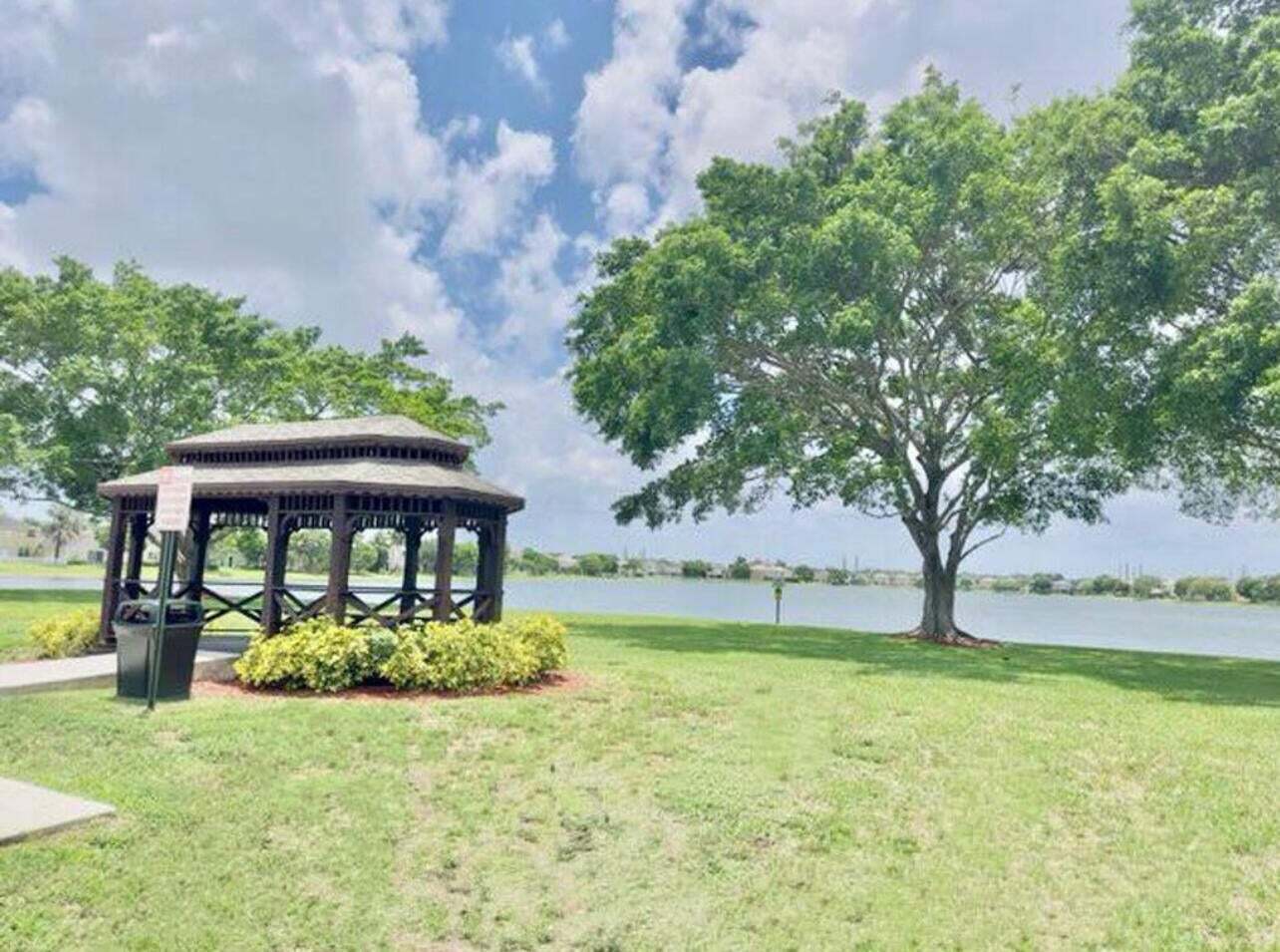 Building Photo - 122 Kensington Way