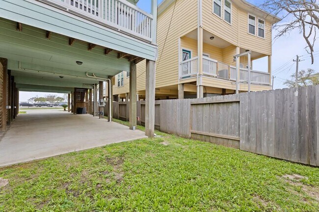 Building Photo - 709 N Bayshore Dr