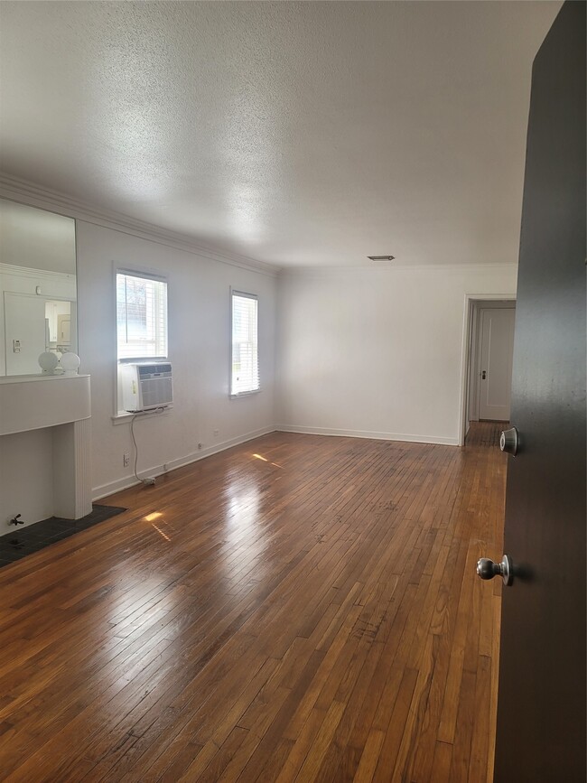 Building Photo - 1920 Binz St