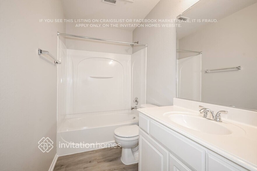 Building Photo - 9501 Links Fairway Dr