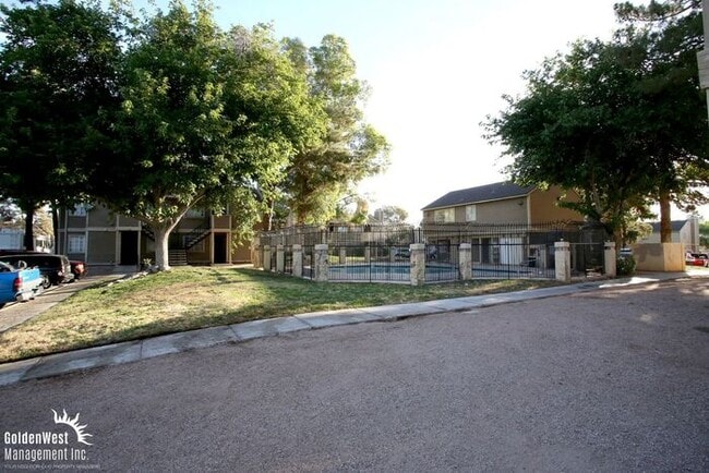 Building Photo - Beautifully Updated 2Bdm 1Ba Unit in a Gated Community