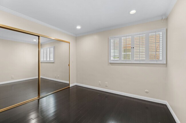 Building Photo - 5 Bedroom 5.5 Bathroom Pool Home in Encino