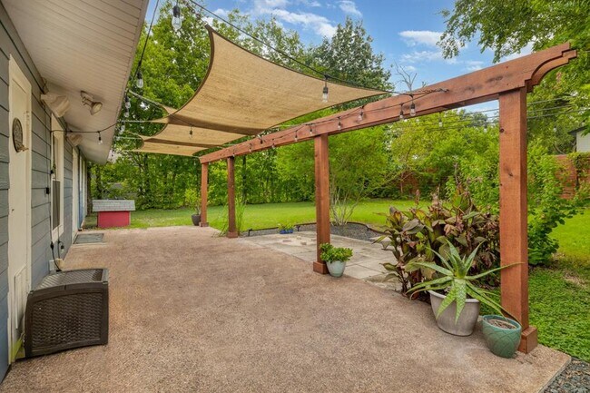 Building Photo - 1511 Fairfield Dr