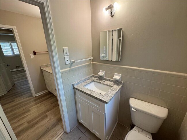 Building Photo - 5594 Laurel Ln NW