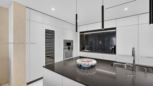 Building Photo - 300 S Biscayne Blvd