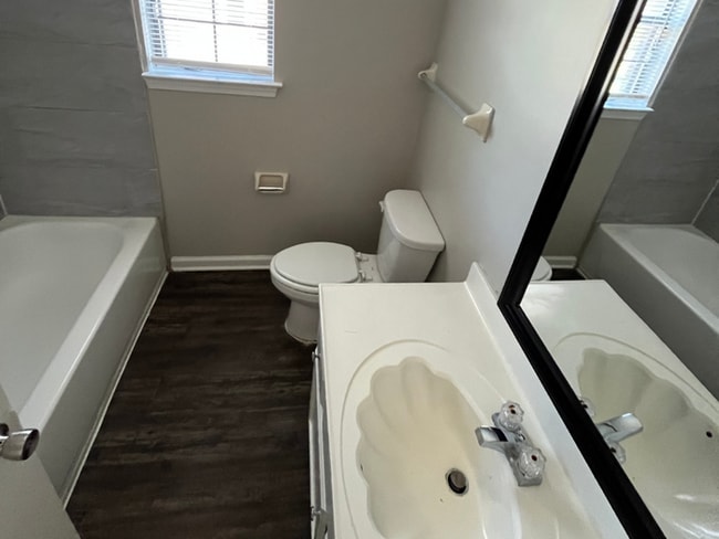 Building Photo - Charming 3BR/2BA Memphis Home | Hardwood Floors, 1-Car Garage & Fenced Yard