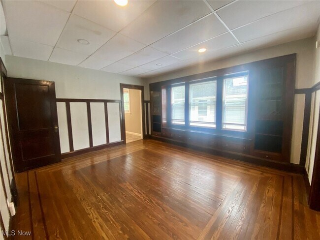 Building Photo - 418 Crestwood Ave