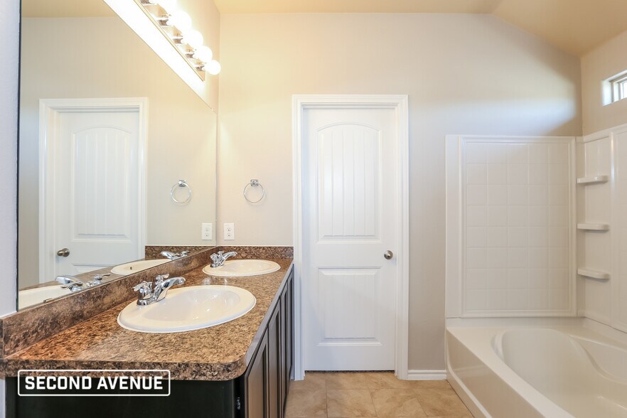 Building Photo - 661 Creekview Dr
