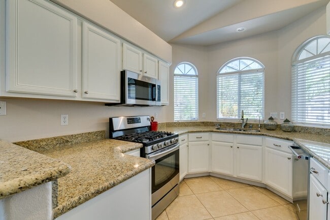 Building Photo - IMMACULATE & IMMEDIATE OCCUPANCY 3BEDROOM GREEN VALLEY BEAUTY!