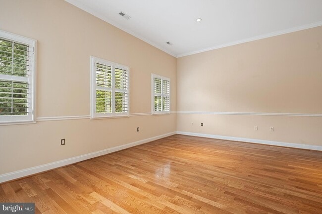 Building Photo - 5905 Lone Oak Dr