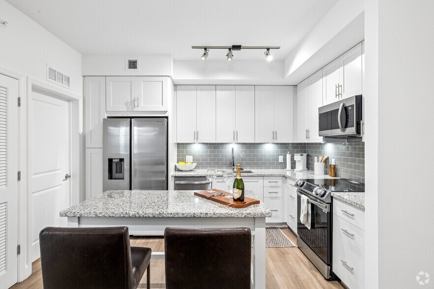 1BR, 1BA - 794SF - Kitchen - Town Treeline