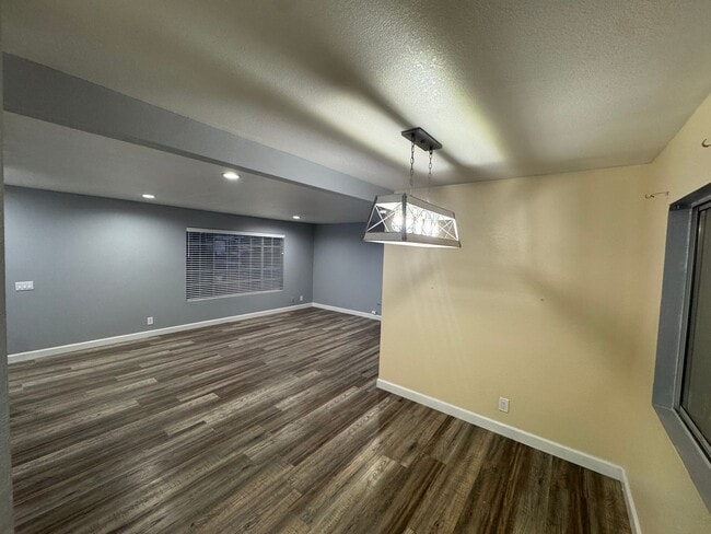 Building Photo - Spacious 3 Bedroom Home