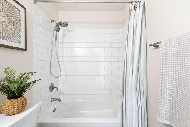 Building Photo - 765 Elkwood Ave