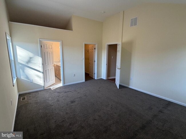 Building Photo - 15 W Floral Ave