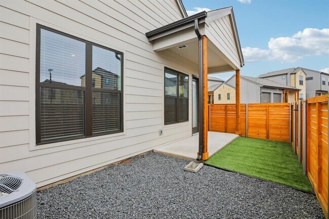 Building Photo - 1601 Mustang Dr