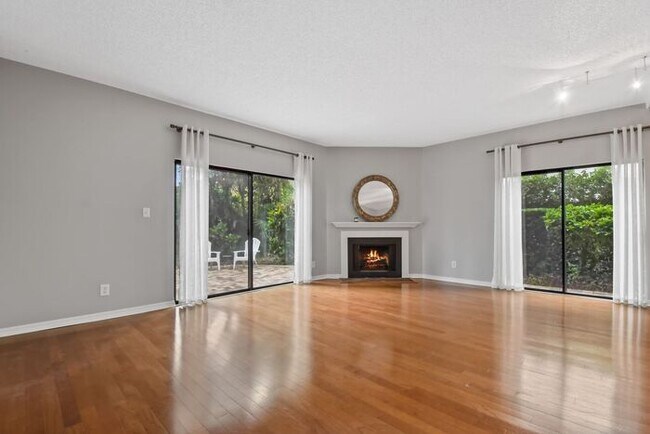Building Photo - First floor 2/2 condo in Winter Park
