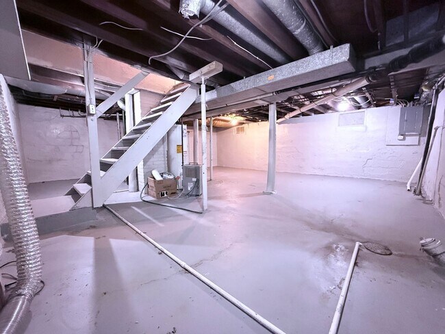 Building Photo - 3-Bed House in Waterloo