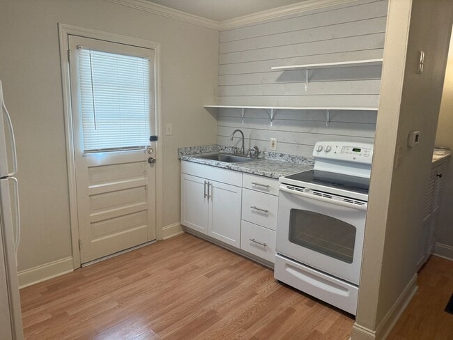 Building Photo - Cozy One Bedroom Triplex in Dilworth!