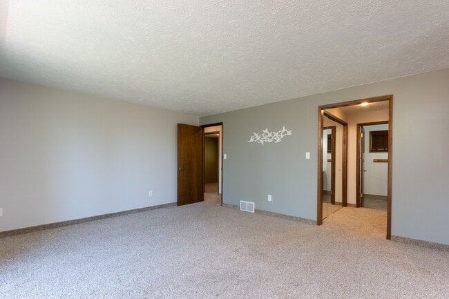 Building Photo - 3+ Bedroom, 3 Bath Available in quiet Spok...