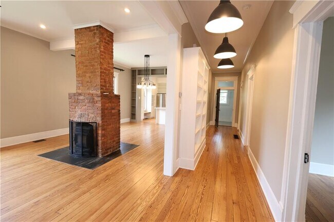 Building Photo - 405 Oakdale Rd NE