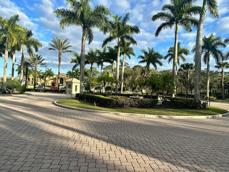 Building Photo - 220 Crestwood Cir