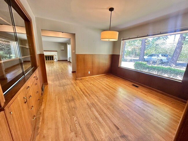 Building Photo - Mercer Island Home - Available 11/20/24