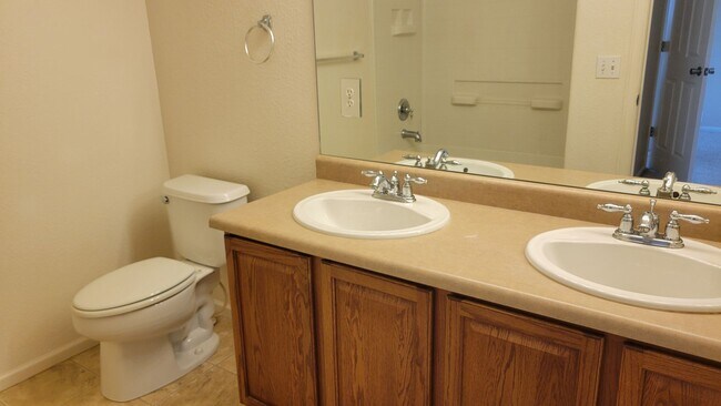 Building Photo - Single Family 3 Bed, 2.5 Bath Home - Avail...