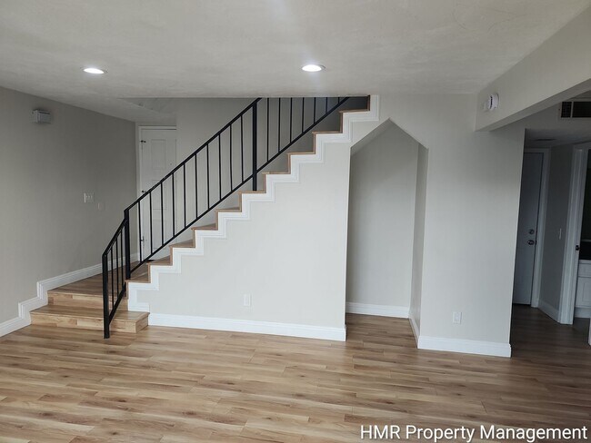 Building Photo - Large Condo in Claremont