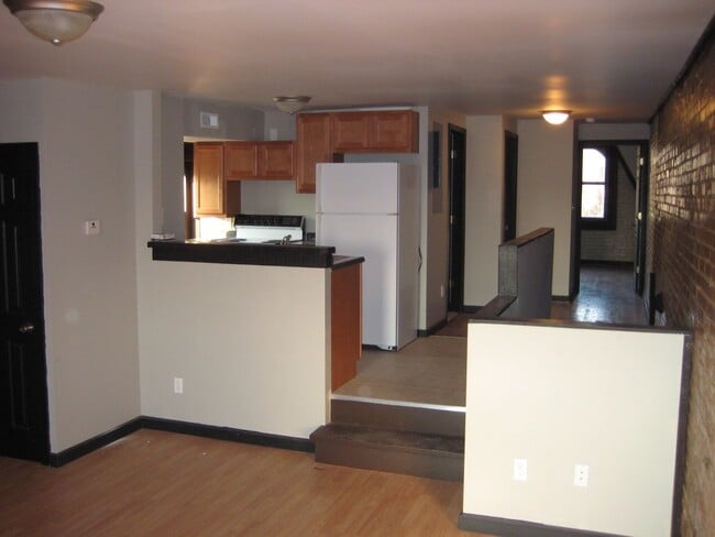 Building Photo - 2 BEDROOM UPDATED ALL ELECTRIC UNIT IN THE GROVE