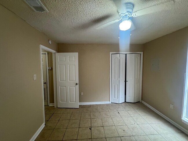 Building Photo - 3204 N Stevendale Rd