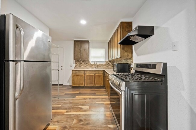 Building Photo - 6043 Lyndhurst Dr