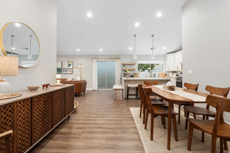 Building Photo - 9178 N Woodlawn Dr