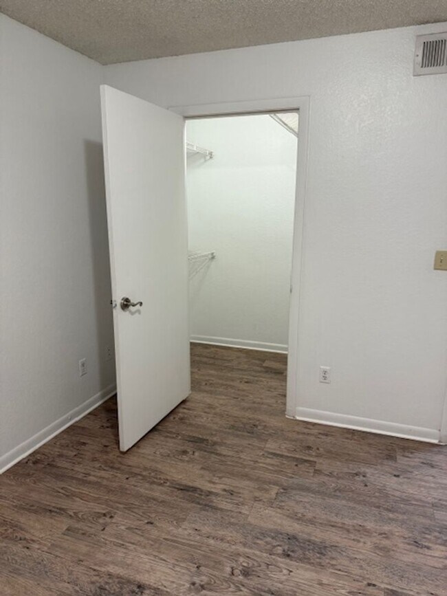 Building Photo - Lexington place ground fl One bedroom