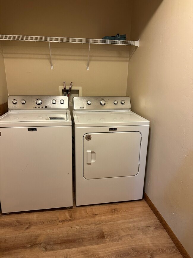 Building Photo - 104 E River Dr