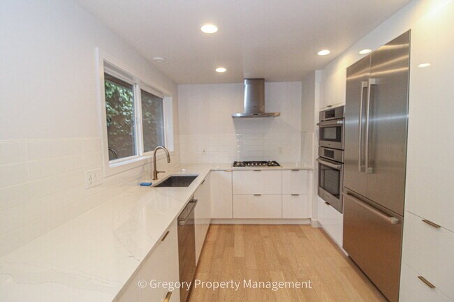 Building Photo - 604 9th Ave