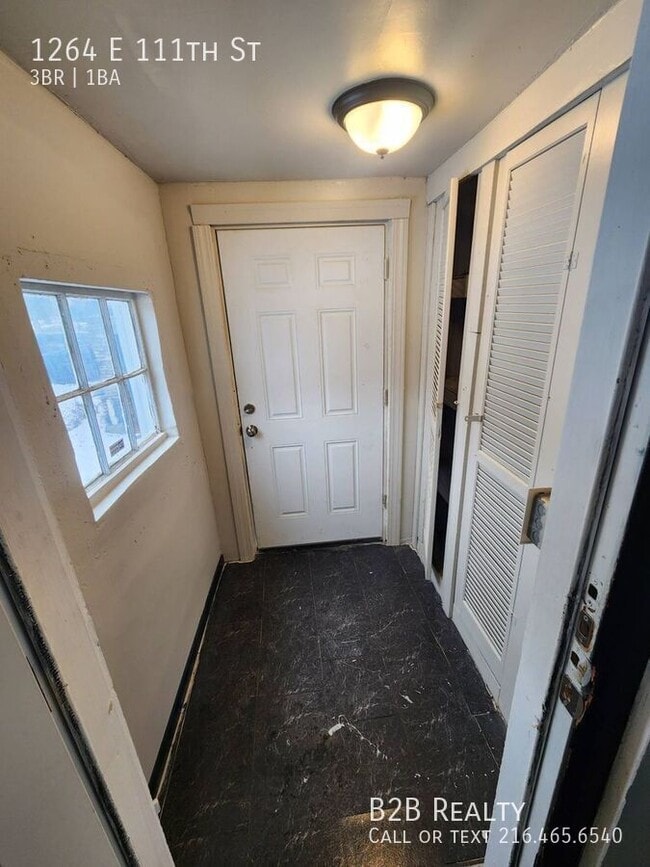 Building Photo - 1264 E 111th St