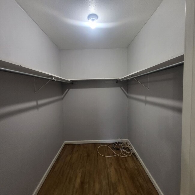 Building Photo - Move In Special Offered