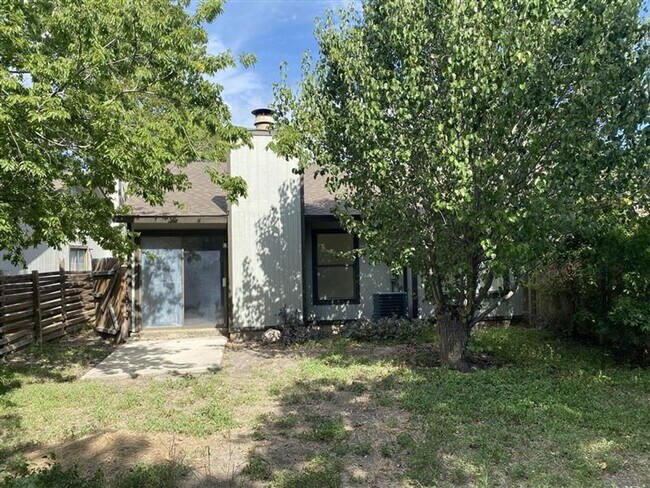 Building Photo - Cute 2/2 duplex with a garage