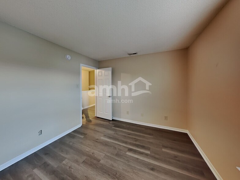 Building Photo - 10812 Parker Dr