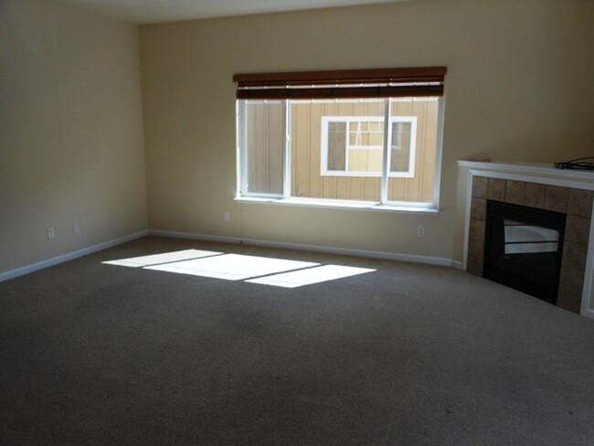 Building Photo - UNR friendly 3 Bedroom , 2.5 Bath Townhouse