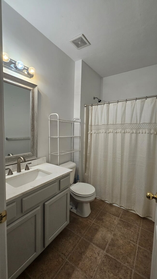 Building Photo - 332 Summerville Ct