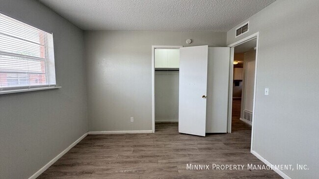 Building Photo - 2217 W 19th