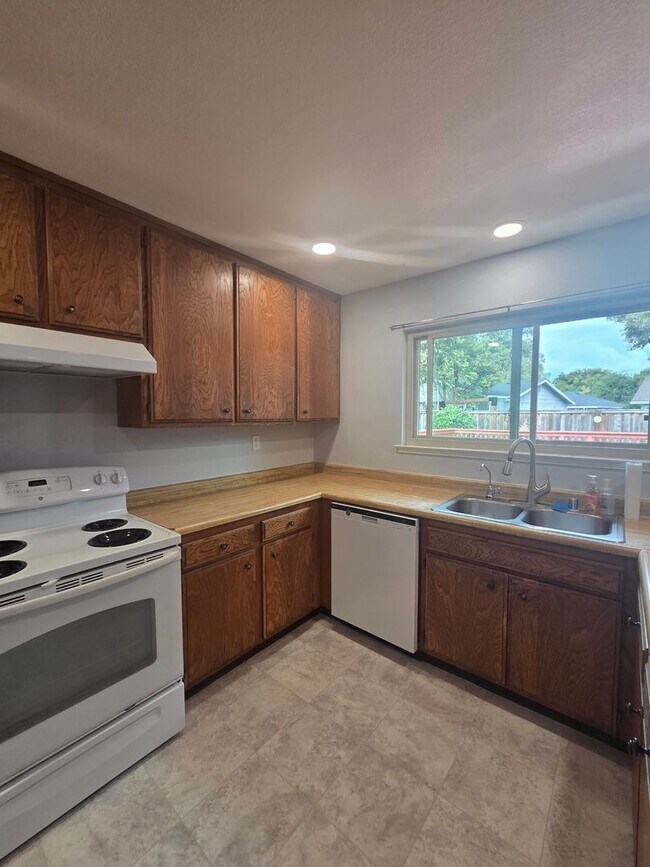 Building Photo - **Move - In Specials Available ! Reduced D...