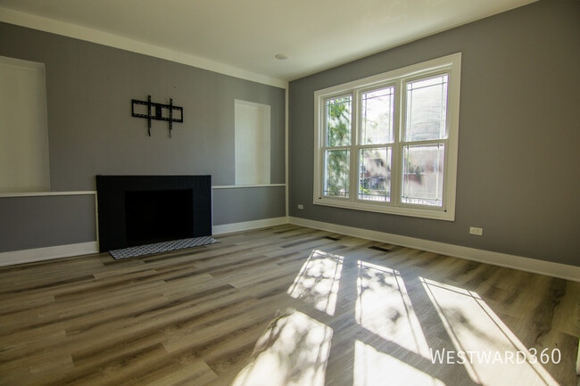 Building Photo - 7527 S Stewart Ave