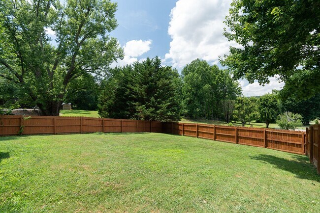 Building Photo - Knoxville 37917 - 3 bedroom 2 bath - call ...
