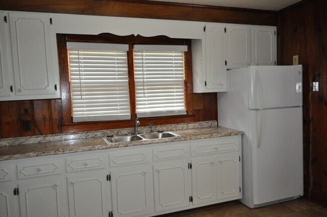 Building Photo - FOR RENT - Terrific location, great price....near everything!