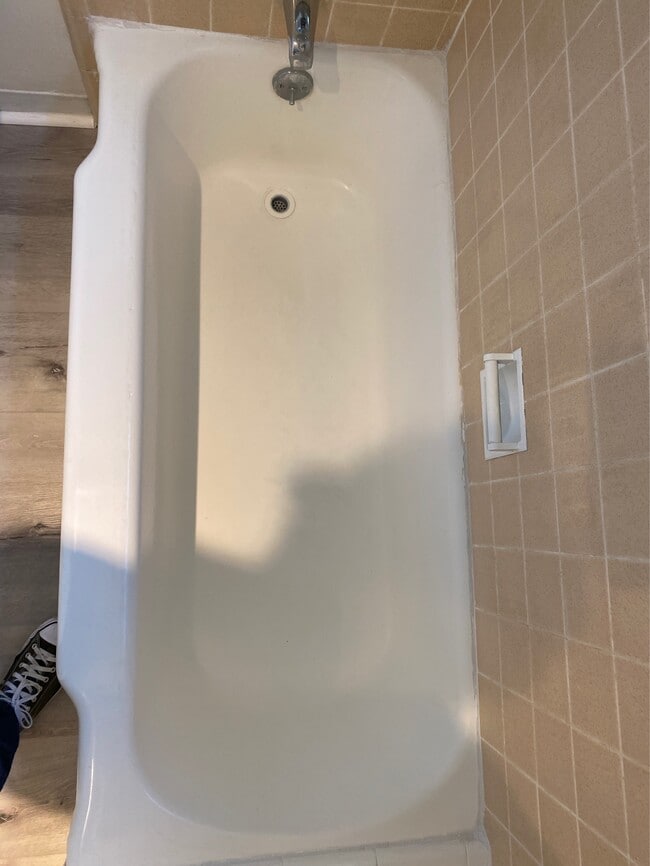full bath and tub shower - 1514 Penmar Ave