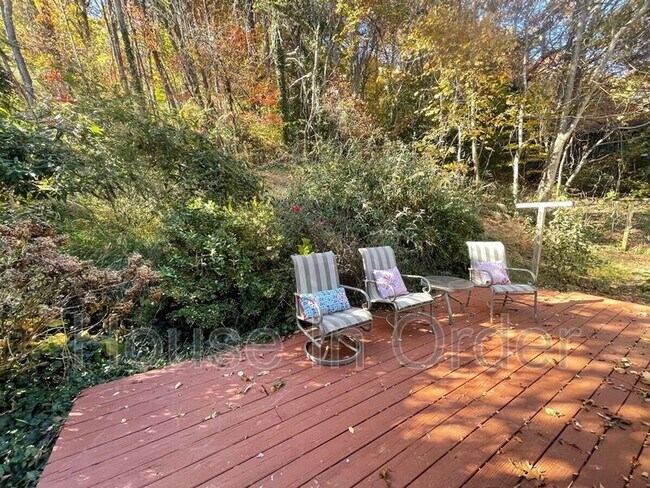 Building Photo - 220 Meredith Lp