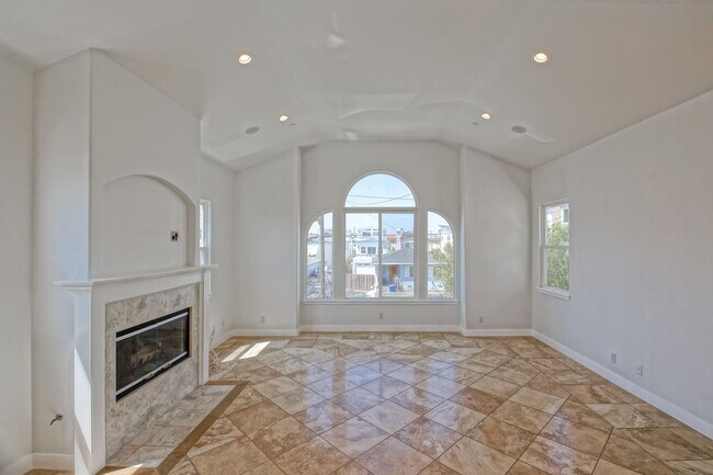 Building Photo - VERY BRIGHT, SPACIOUS & AIRY GOLDEN HILLS ...