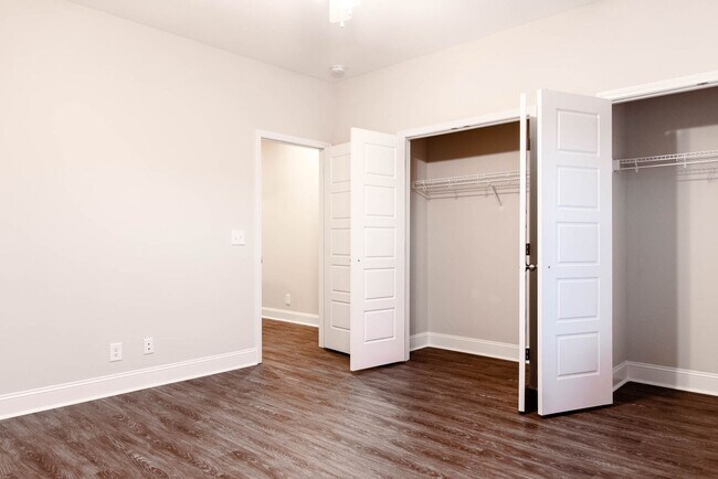 Building Photo - 208 Drayton Dr